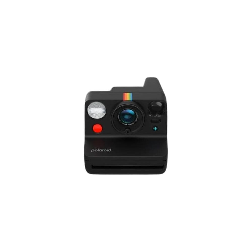 Fotocamera istantanea nera con striscia arcobaleno e pulsante rosso.