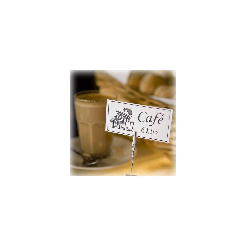Un bicchiere di caffè con schiuma e un cartello "Café €4,95".