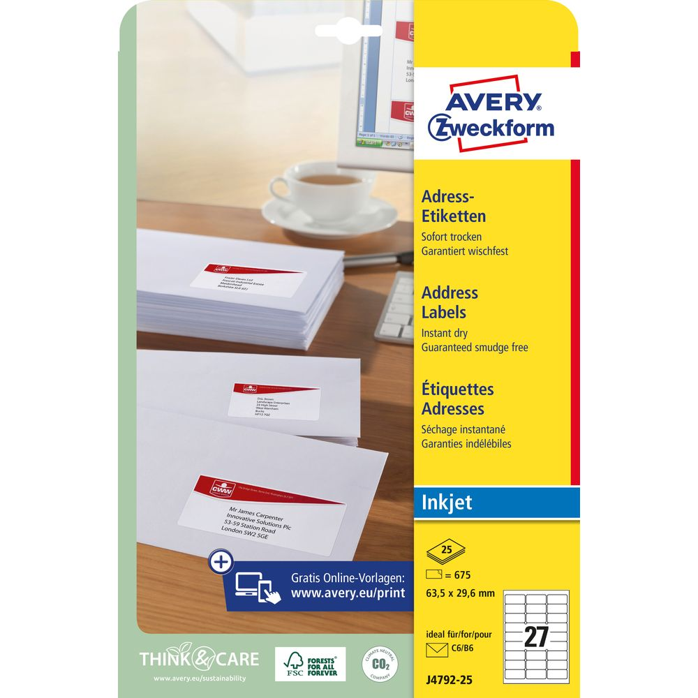 Avery Zweckform Adressetiketten auf Umschlägen, mit Tasse und Tastatur.