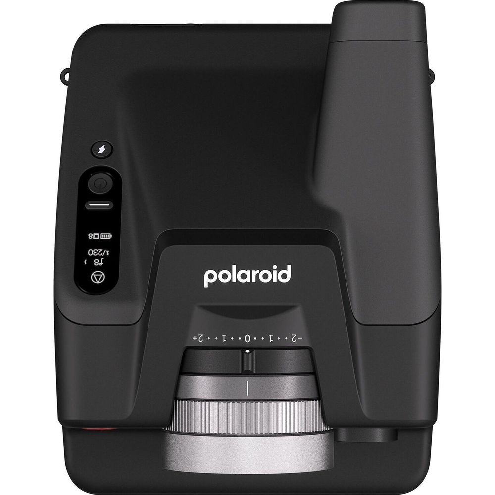 Kontroller ve lensli siyah Polaroid kamera. Beyaz yazı.