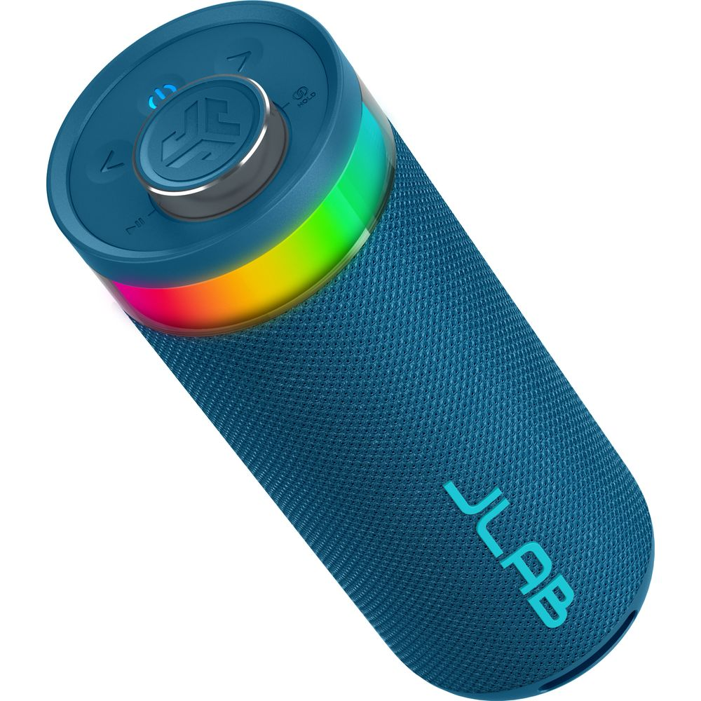 Altoparlante blu JLab con luci e controlli colorati.