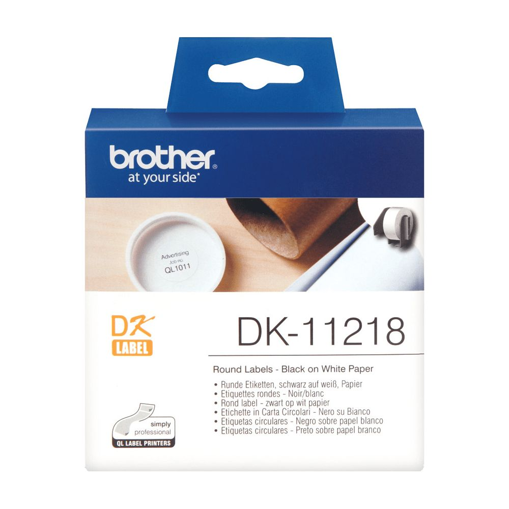 Confezione di etichette rotonde Brother DK-11218 su carta bianca.