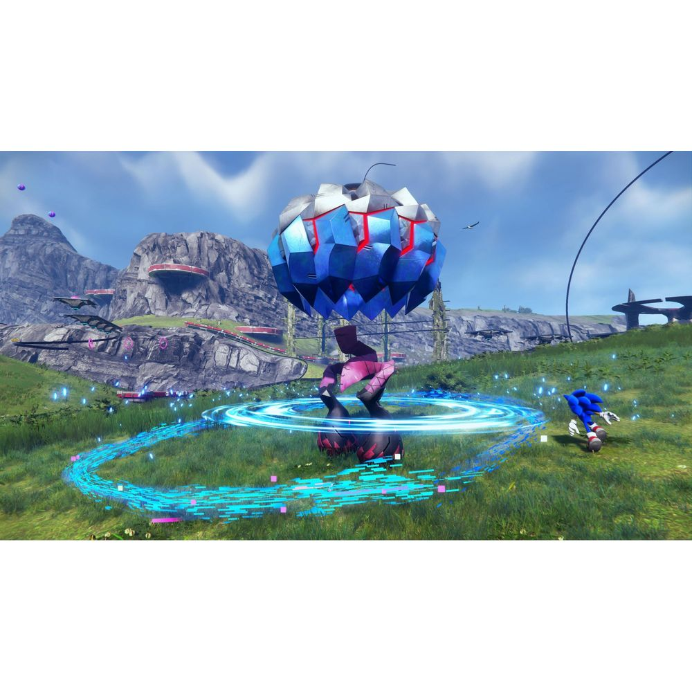 Sonic rennt durch eine grüne Landschaft mit einem großen blauen Objekt und Bergen.