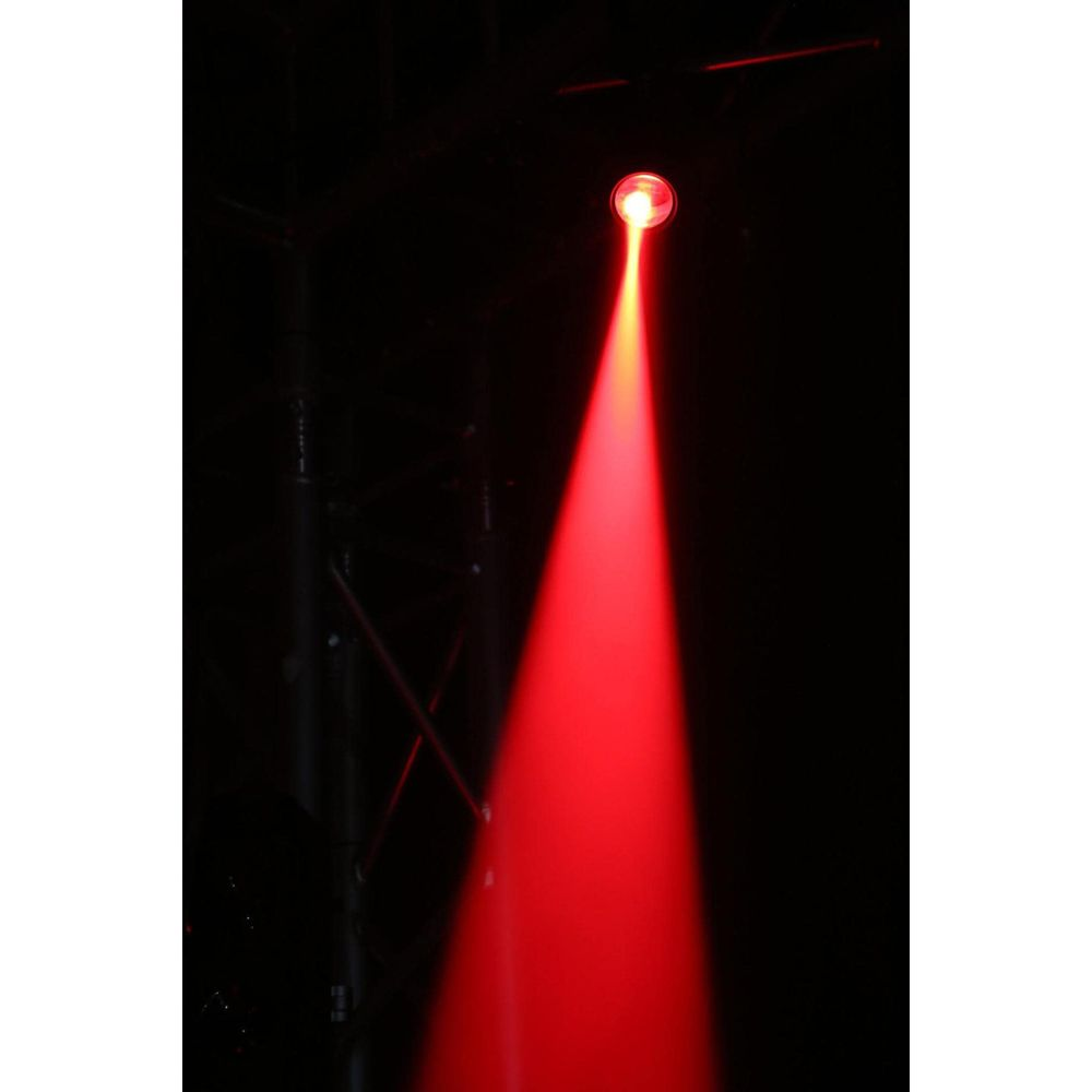 Un solo foco rojo ilumina la oscuridad.