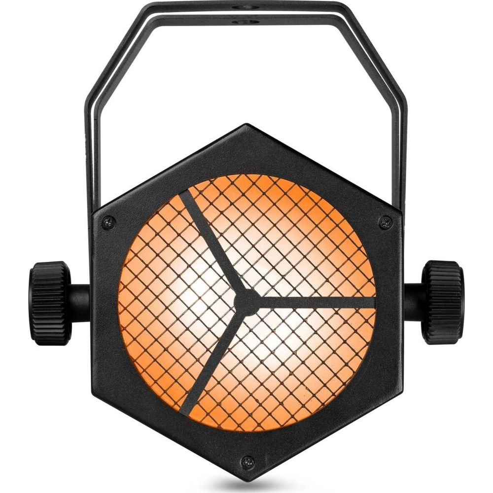 Un foco hexagonal negro emite luz naranja a través de una rejilla.