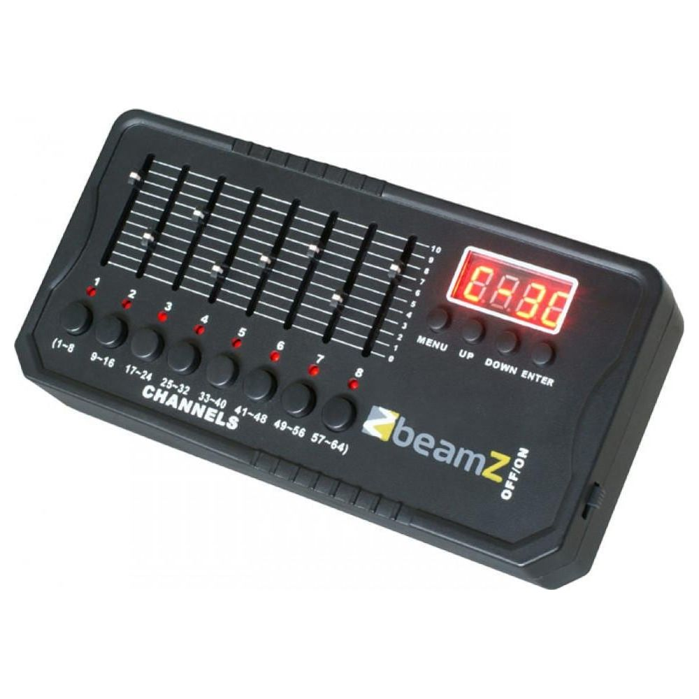 Una consola de control de iluminación negra con faders, botones y pantalla digital.