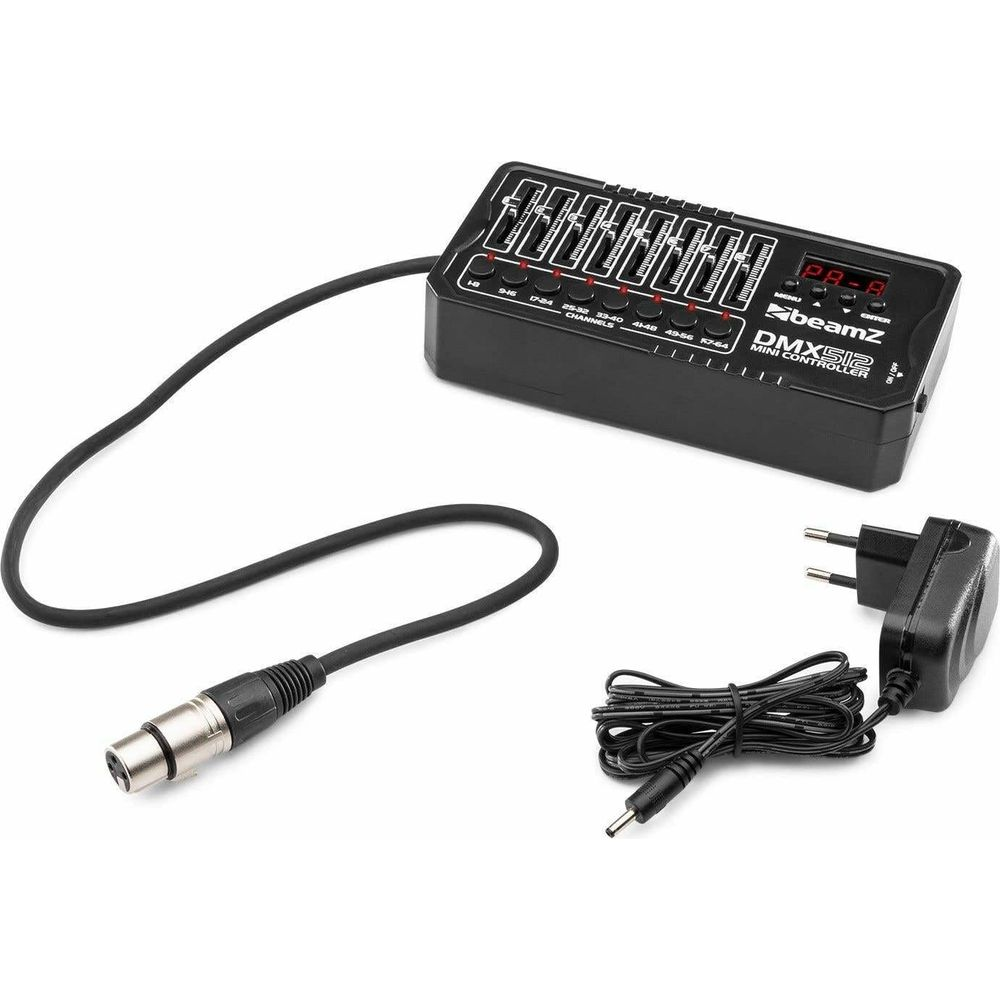 Controlador DMX negro con deslizadores, cables y adaptador de corriente sobre fondo blanco.