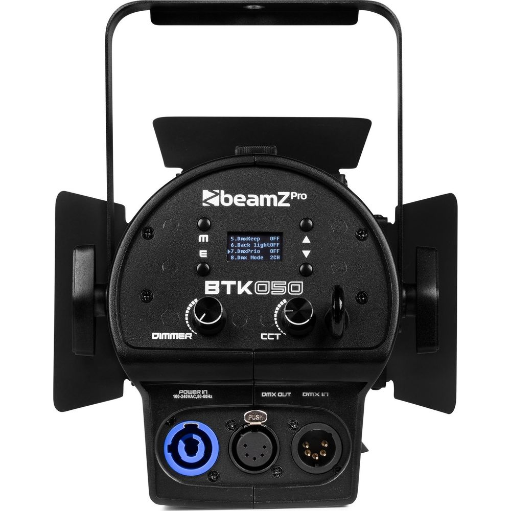 Primer plano de una luz BeamZ Pro BTK050 negra, mostrando conexiones y pantalla LCD.