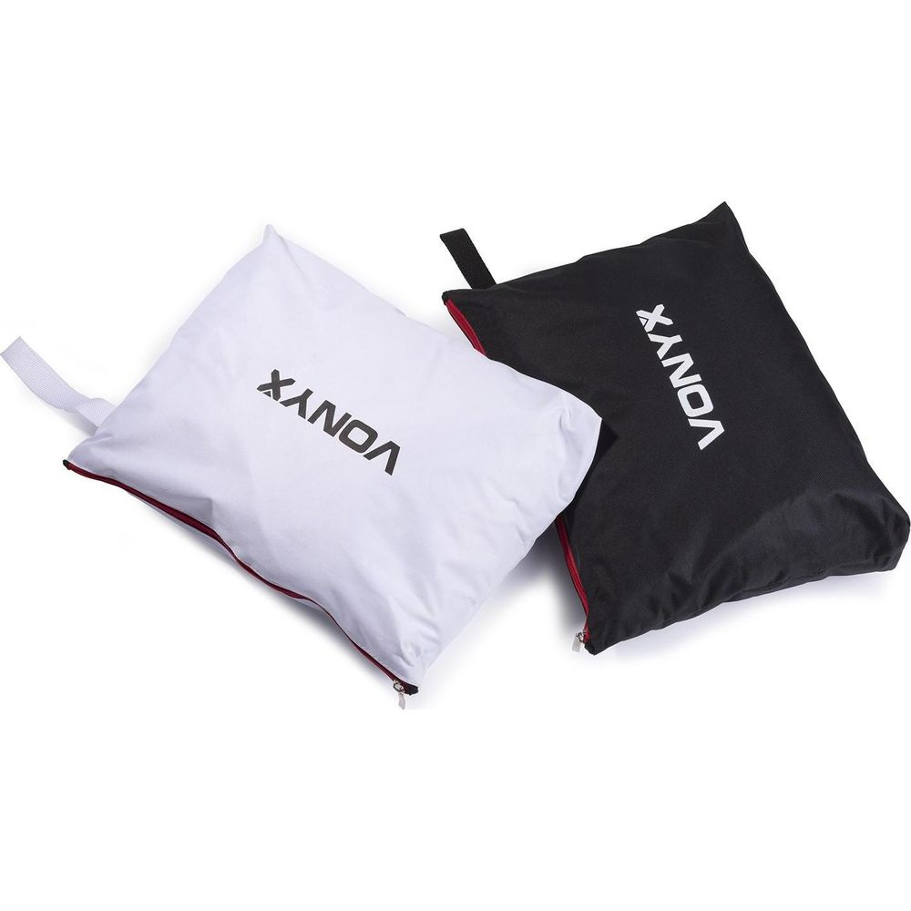 Dos bolsas VONYX, una blanca y una negra, yacen una al lado de la otra.