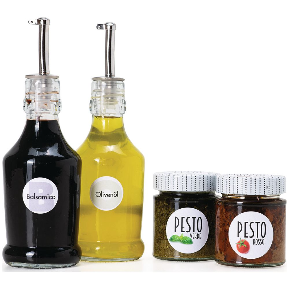 Zwei Ölflaschen, Balsamico und Olivenöl, daneben zwei Gläser Pesto.