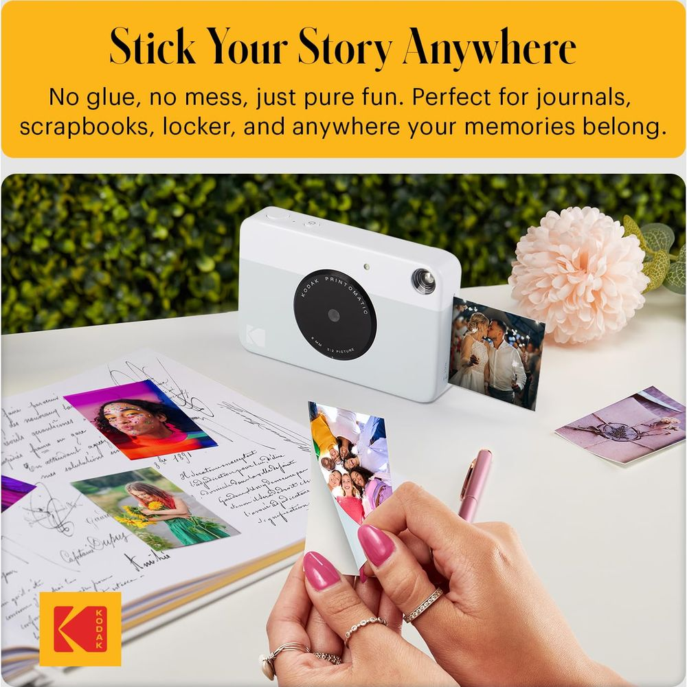 Biała drukarka Kodak na stole ze zdjęciami i rękami.
