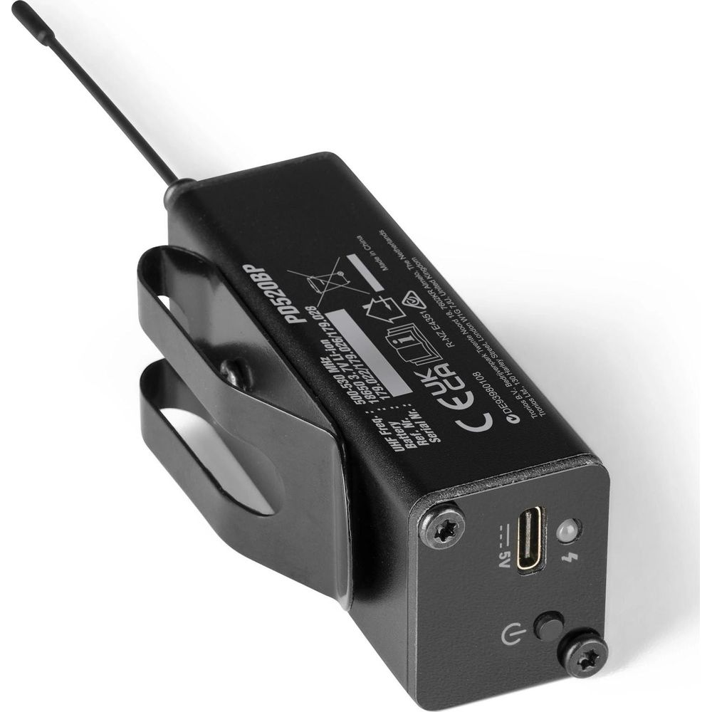 Dispositivo inalámbrico negro con antena, puerto USB-C y clip.