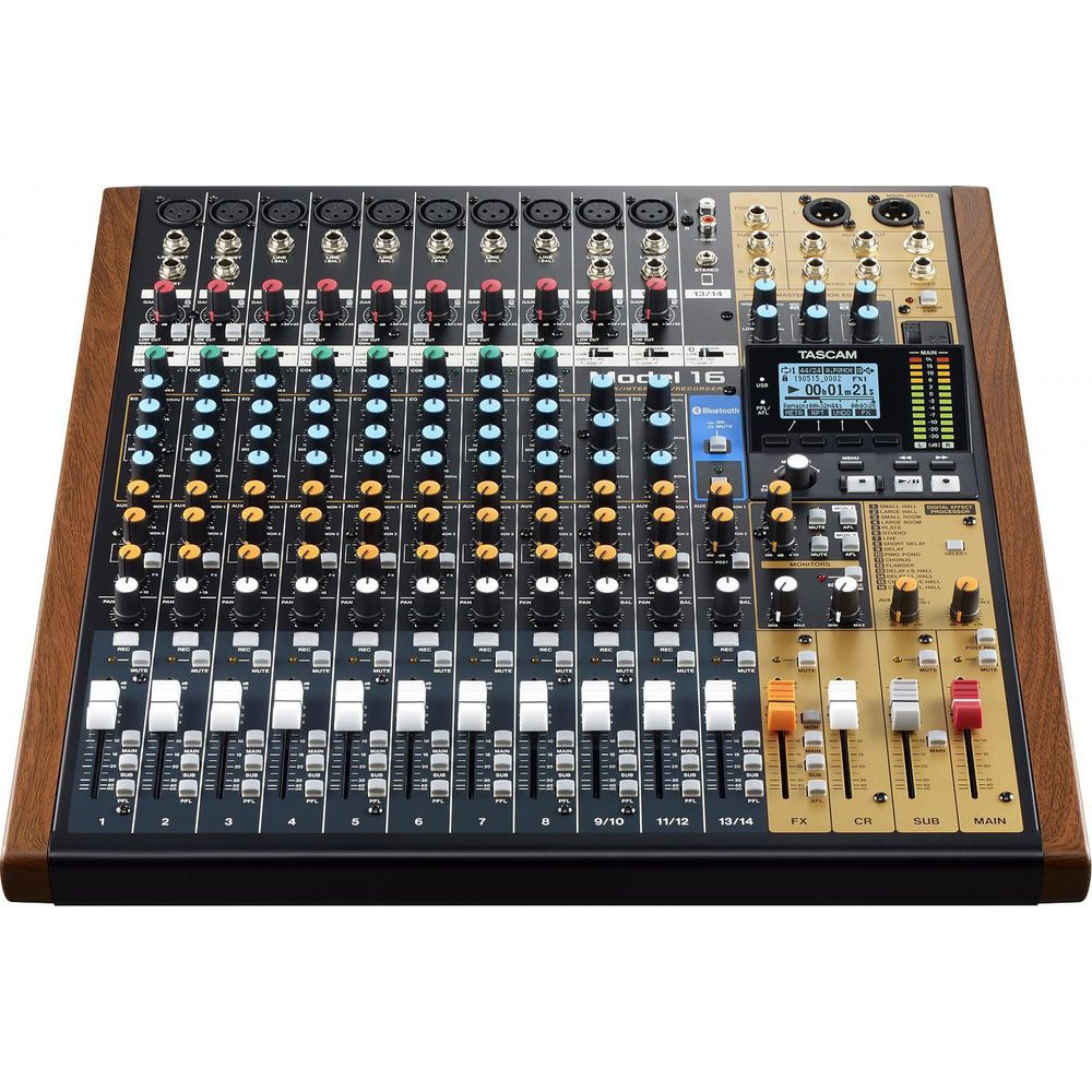 Una console di missaggio Tascam Model 16 con accenti in legno e molti manopole.