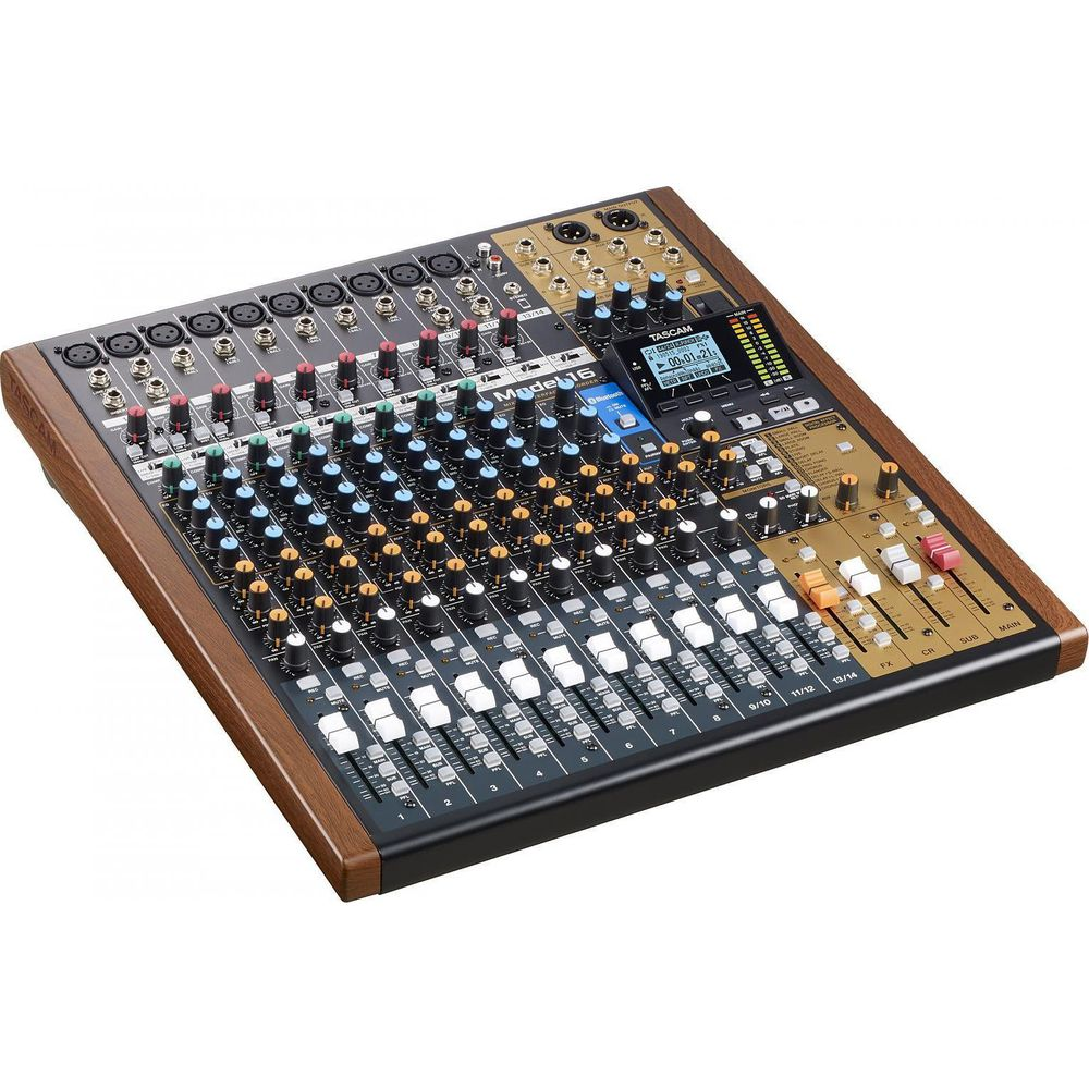 Un mixer Tascam Model 16 con accenti in legno, numerosi manopole e slider.