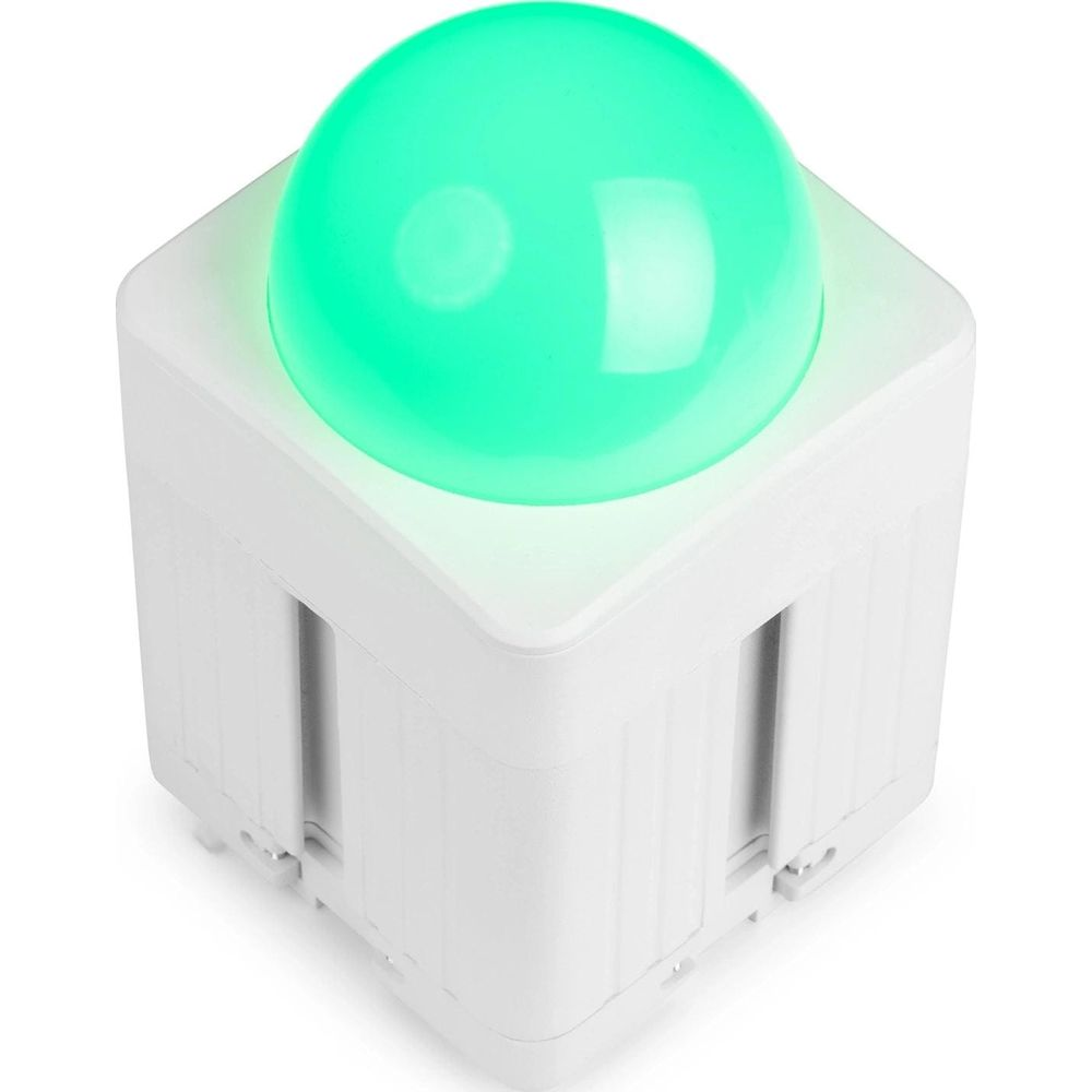 Un cubo blanco con una cúpula verde brillante encima, sobre fondo blanco.