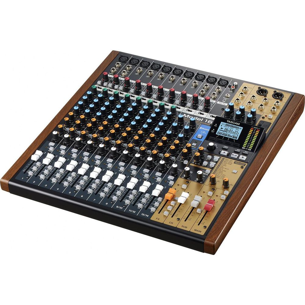 Un mixer audio con finiture in legno, molti manopole, fader e jack di ingresso/uscita.