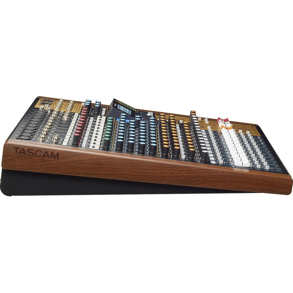 Console di missaggio Tascam con finiture in legno, dotata di numerose manopole e slider.