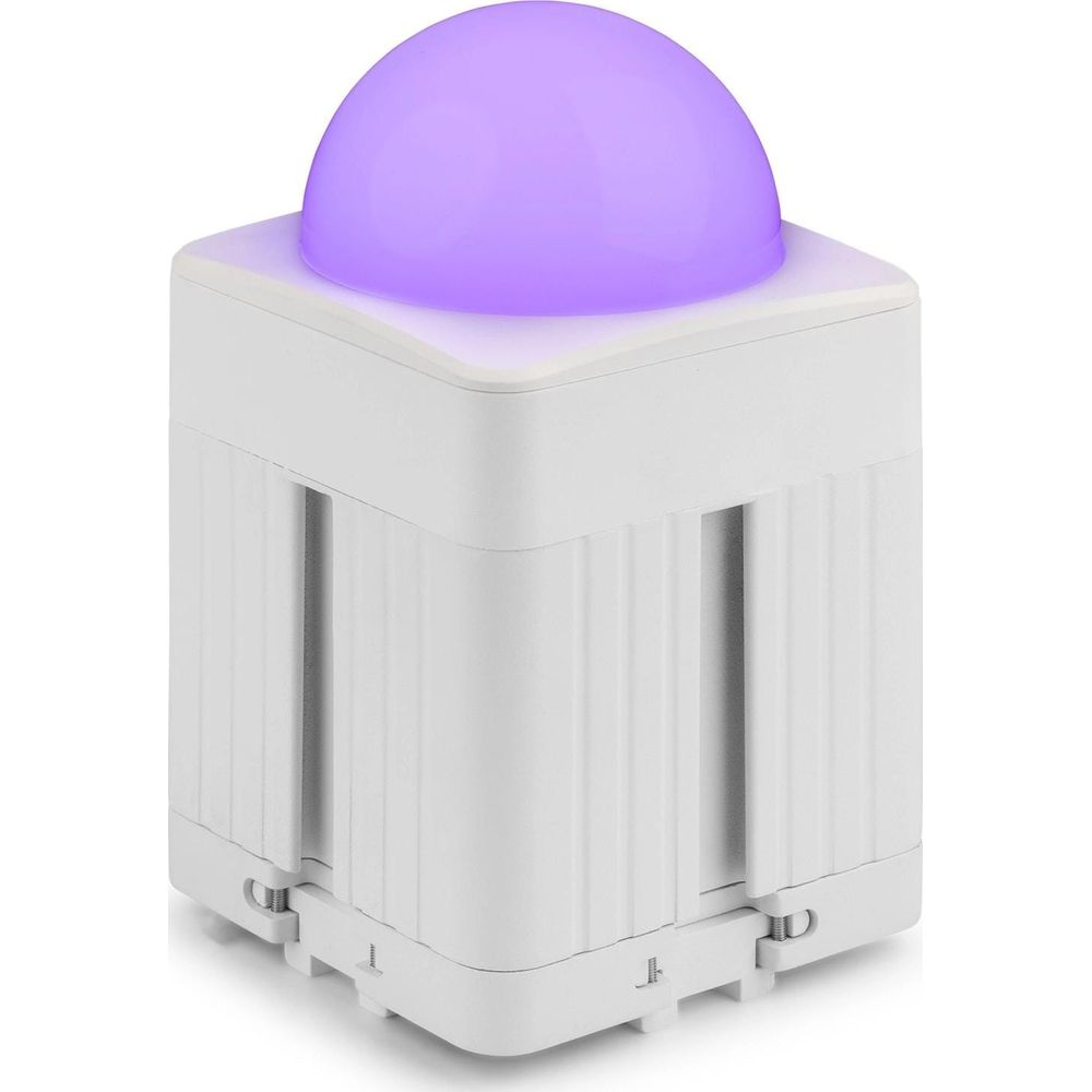 Un cubo blanco con una cúpula morada brillante encima.