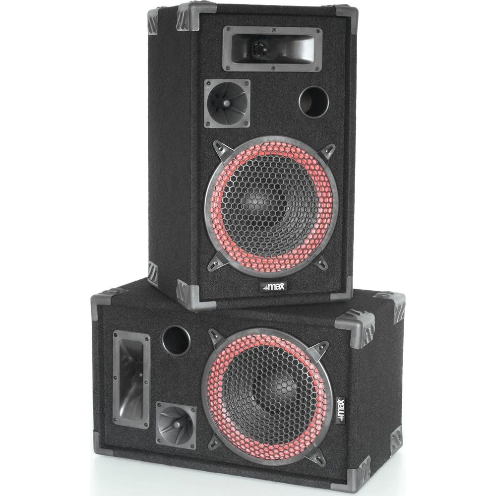 Dos cajas de altavoces negras, una apilada sobre la otra, con anillos rojos alrededor de las rejillas.