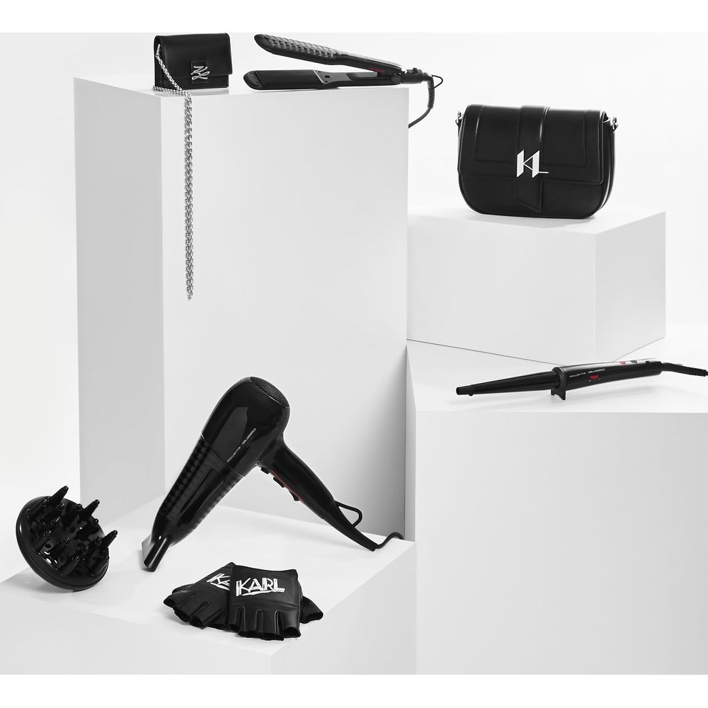 Czarna suszarka, prostownica, lokówka, torebka i rękawiczki na białych postumentach.