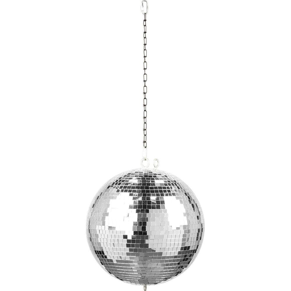 Una bola de discoteca plateada cuelga de una cadena sobre fondo blanco.