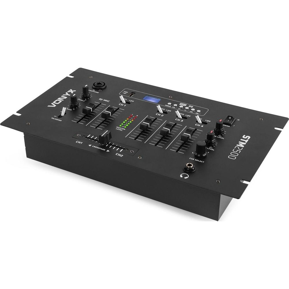 Mezclador DJ negro con cuatro canales, perillas y faders sobre fondo blanco.