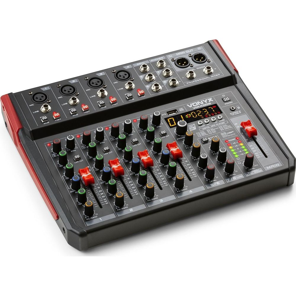 Una mesa de mezclas Vonyx VXM-KGOB negra con detalles rojos y muchos mandos.