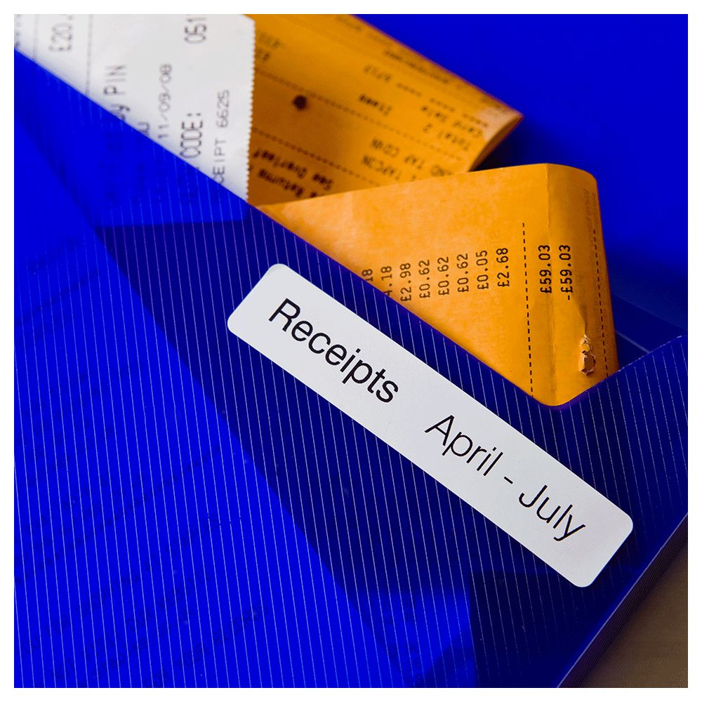 Niebieski segregator z rachunkami za kwiecień-lipiec. Widoczne żółte rachunki.