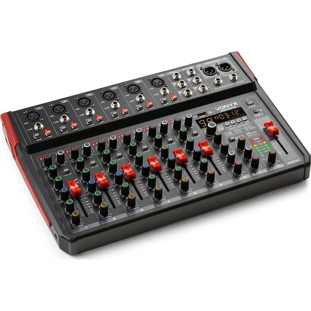 Una mesa de mezclas de audio negra con detalles rojos, con varios botones y faders.