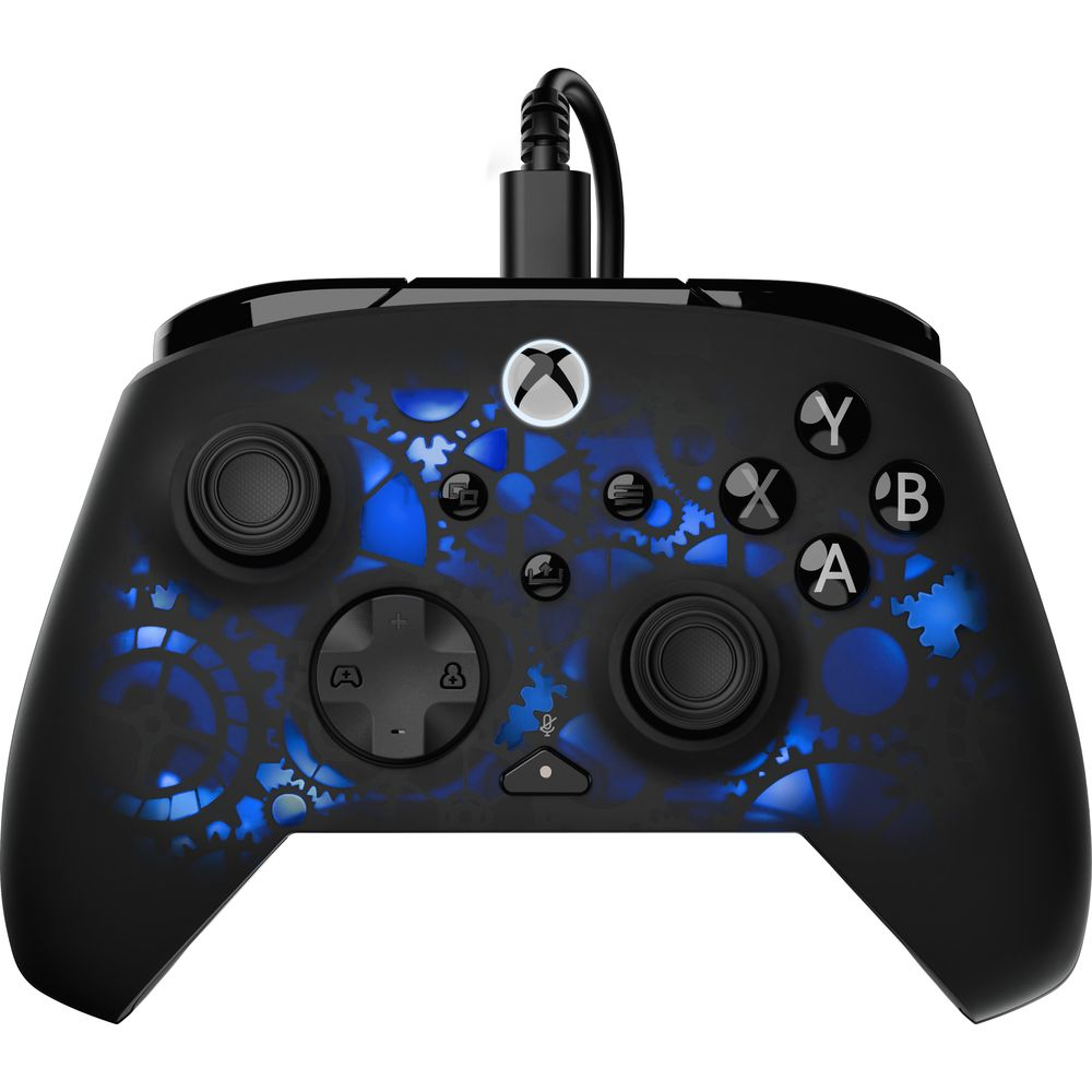 Schwarzer Xbox-Controller mit blauem Zahnradmuster und Kabel.