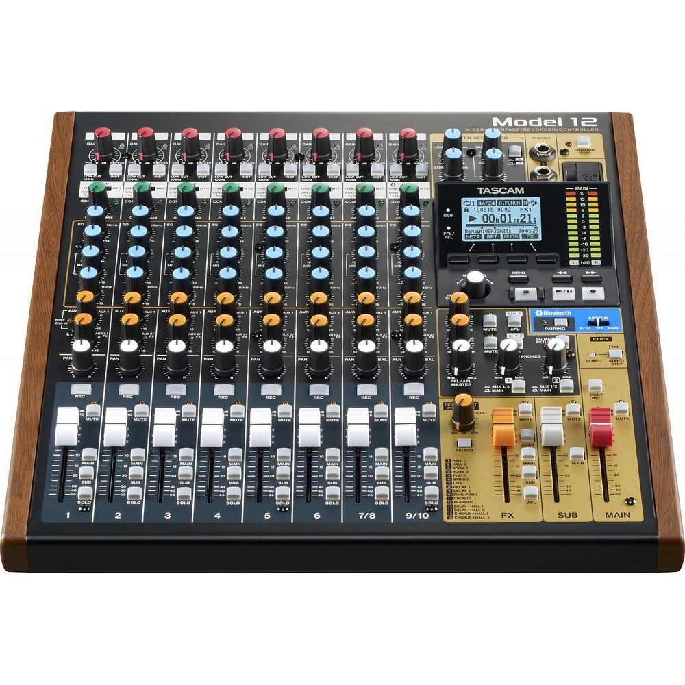 Una console di missaggio Tascam Model 12 con manopole, fader e display.