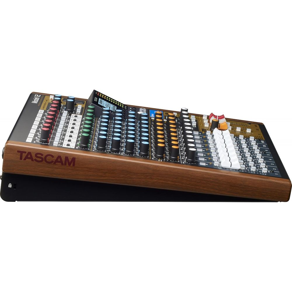 Mixer Tascam Model 12 con fianchi in legno, con molti pomelli, pulsanti e fader.