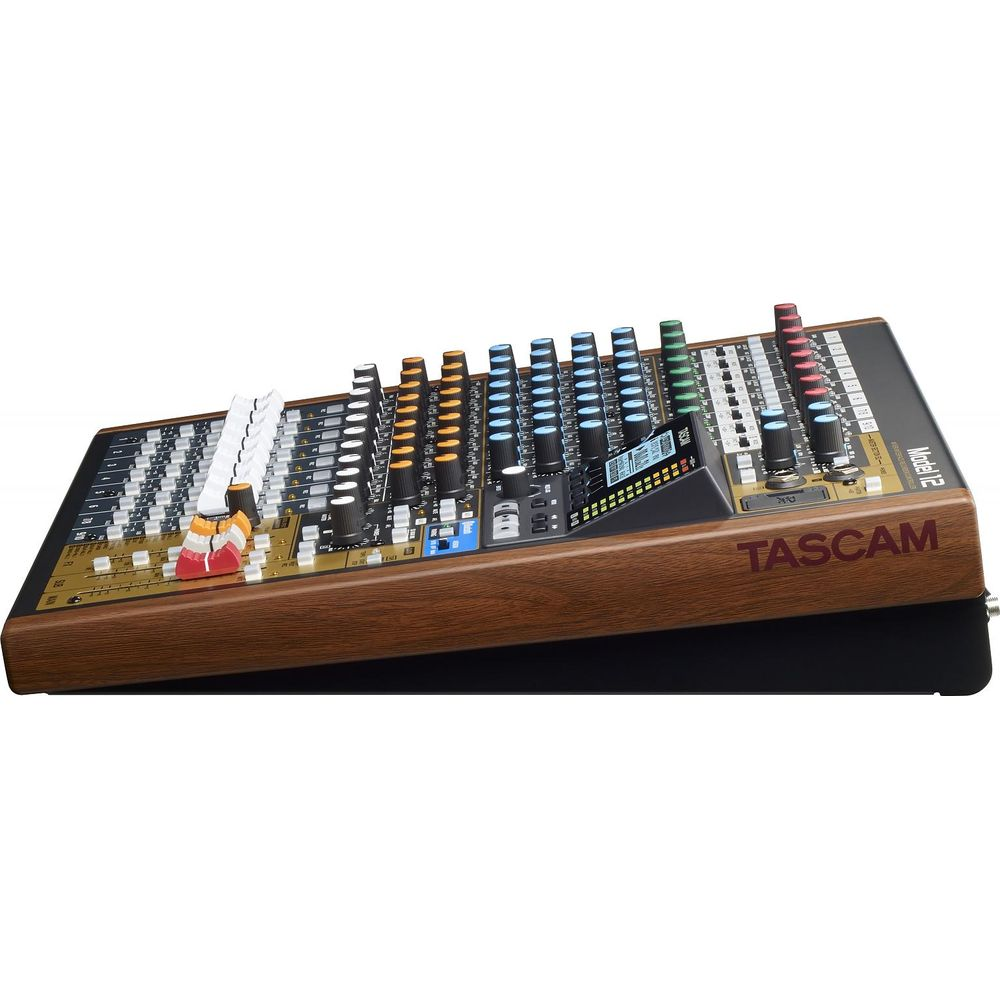 Una console di missaggio Tascam Model 12 con pannelli laterali in legno e molti manopole.