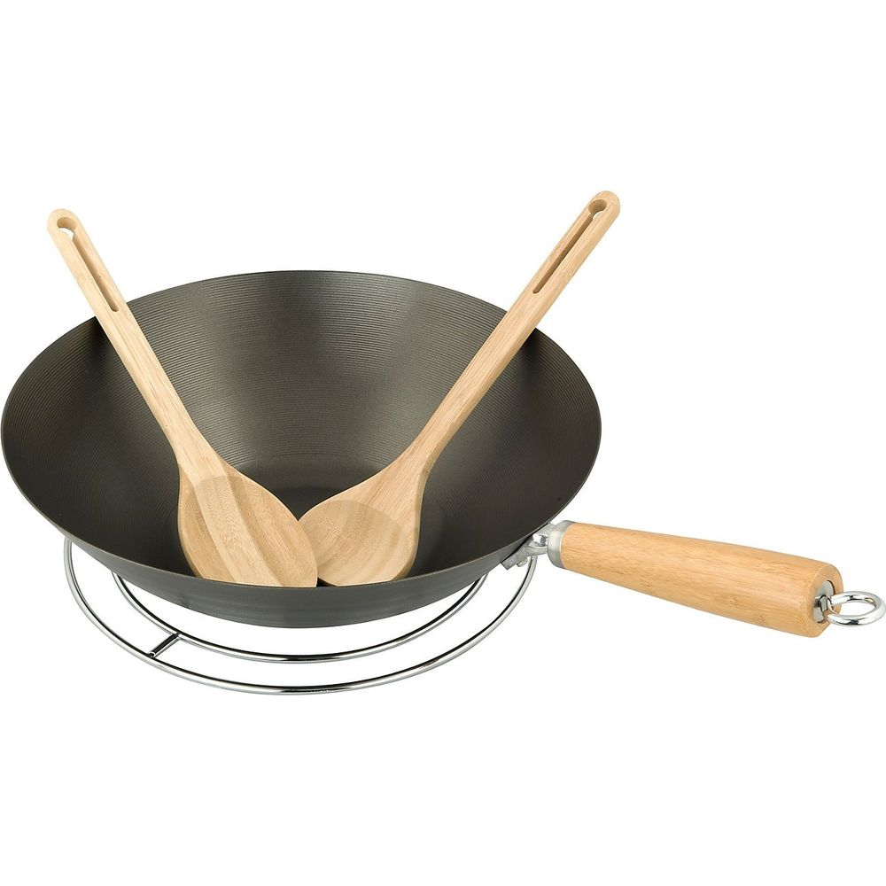 Un wok avec manche en bois et deux cuillères en bois sur un support.