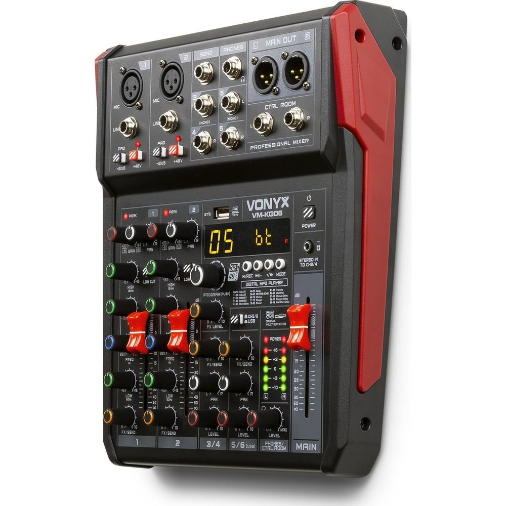 Un mezclador Vonyx VM-KG06 con detalles rojos, muchos mandos y puertos.