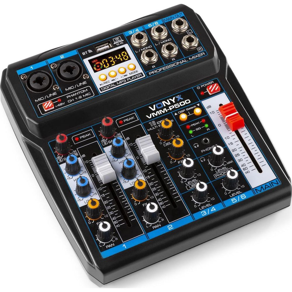Una mesa de mezclas Vonyx VMM-P500 negra con muchos botones y deslizadores.