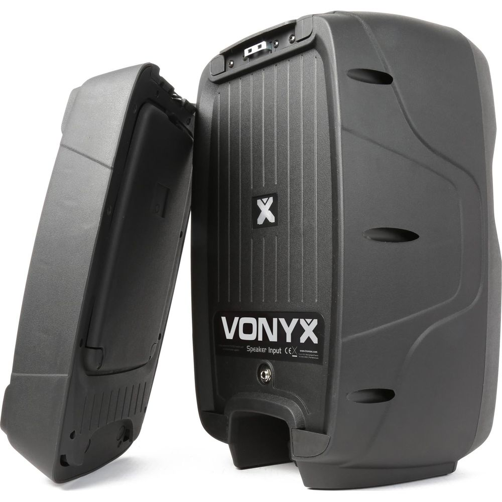 Altavoz Vonyx negro con tapa abierta, enfoque en la parte trasera con logo.