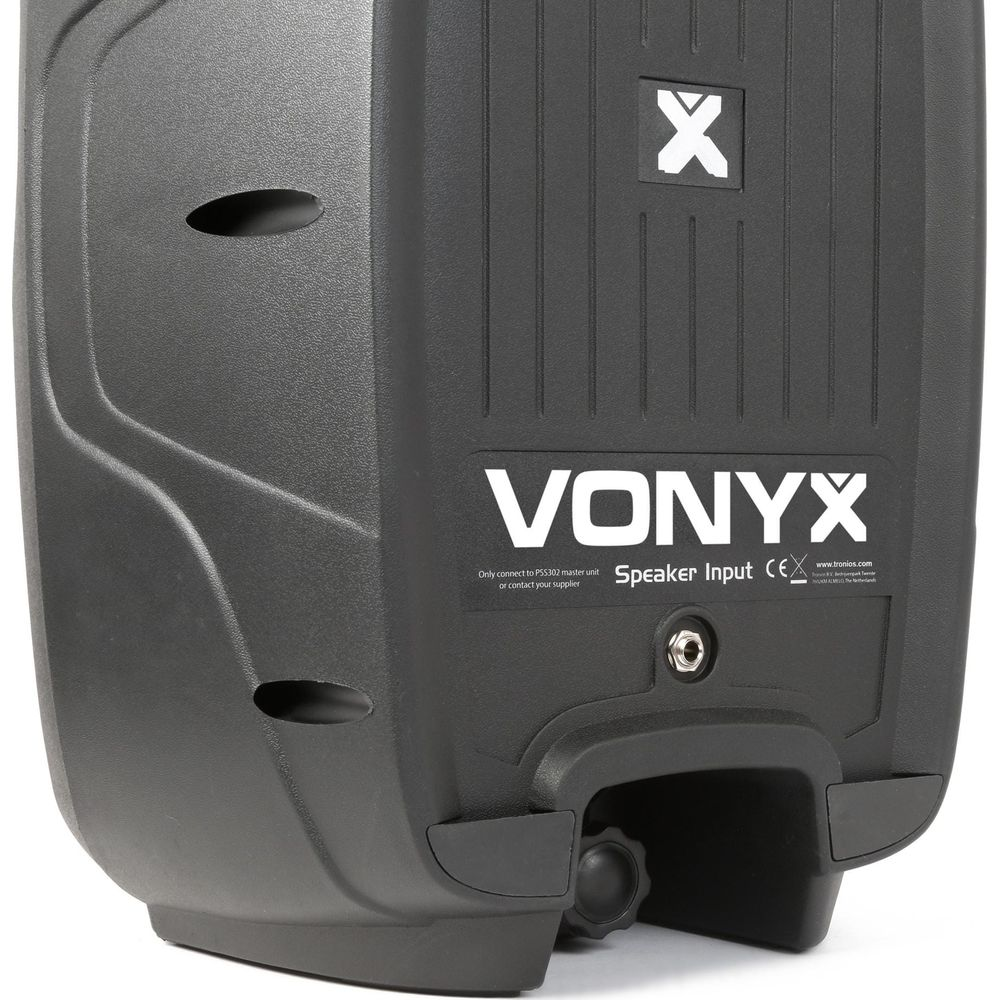 Altavoz negro con logo Vonyx y conector de entrada.
