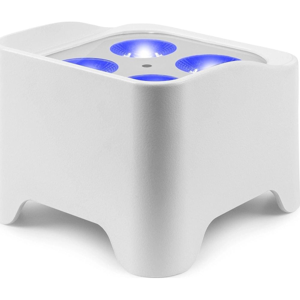 Carcasa blanca con cuatro luces LED azules arriba.