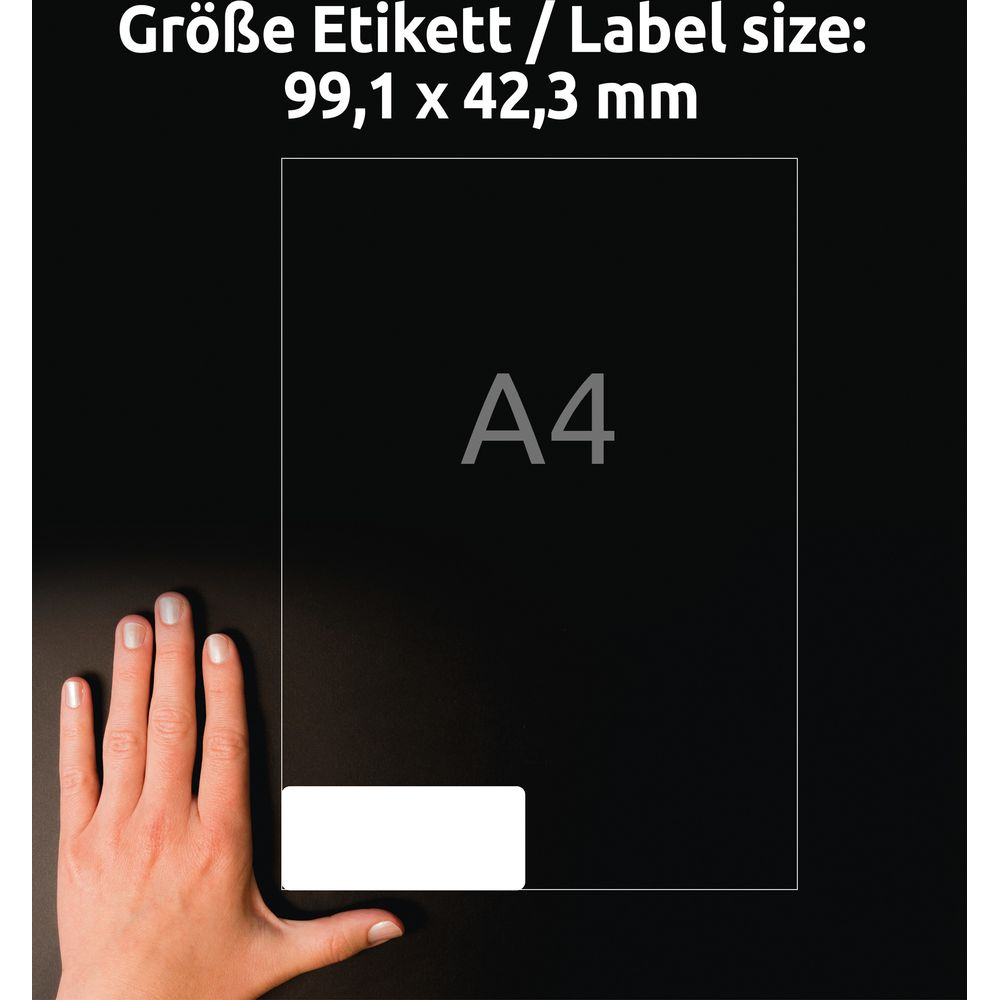 Hand neben A4 Blatt mit Aufkleber. Etikettengröße: 99,1 x 42,3 mm.