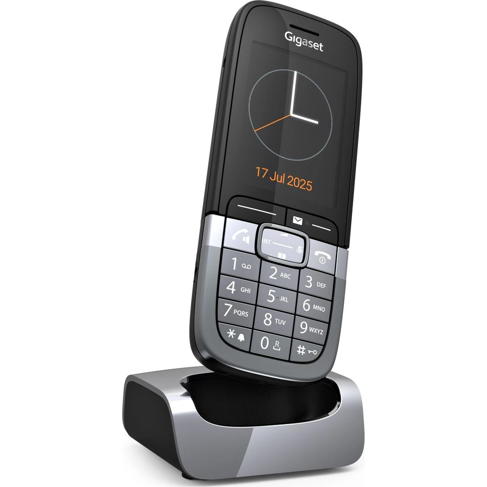 Ein schwarzes Gigaset-Telefon mit Tastenfeld und Datumsanzeige auf einer Ladestation.