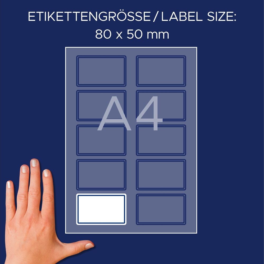 Ein A4 Blatt mit 8 leeren, rechteckigen Etiketten und einer Hand.
