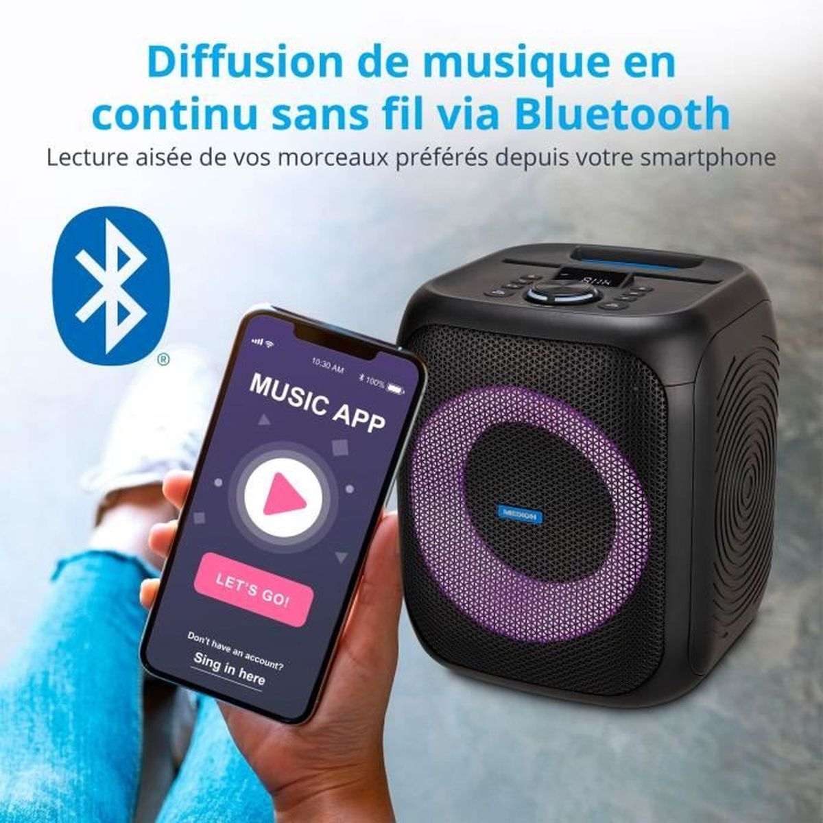 Een zwarte Bluetooth-luidspreker met een persoon die een smartphone vasthoudt.