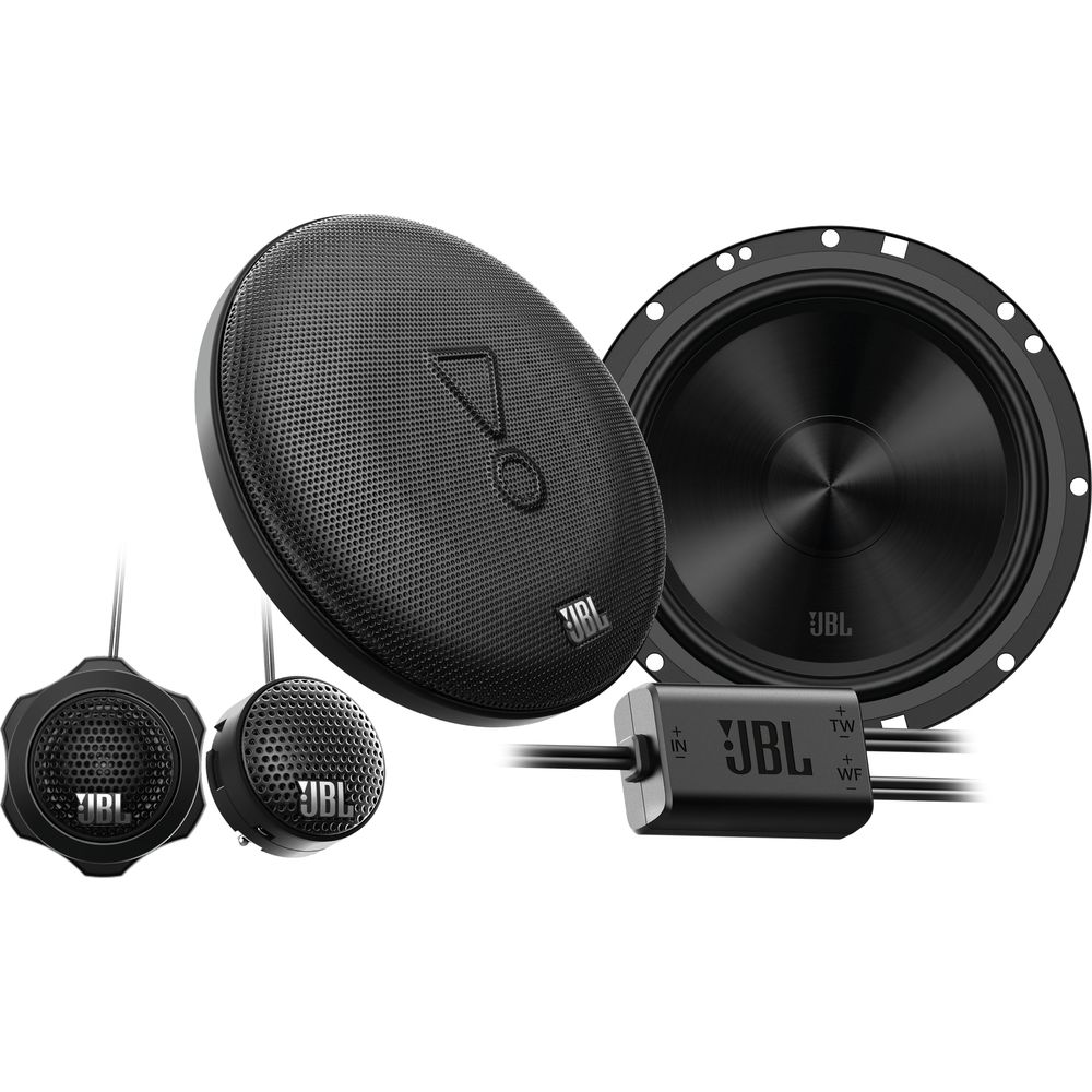 Schwarze JBL-Lautsprecher: ein großer Tieftöner, ein Mitteltöner und zwei Hochtöner.
