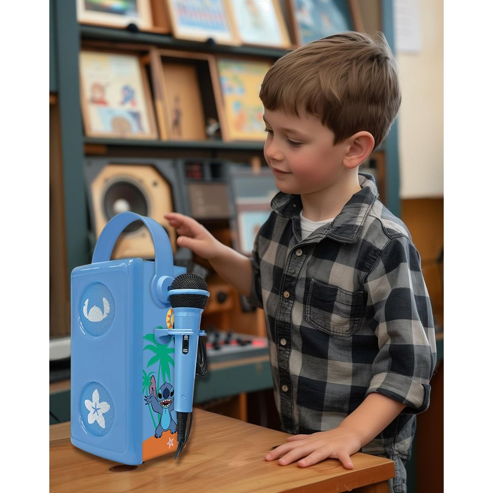 Un jeune garçon en chemise à carreaux joue avec une machine karaoké bleue.