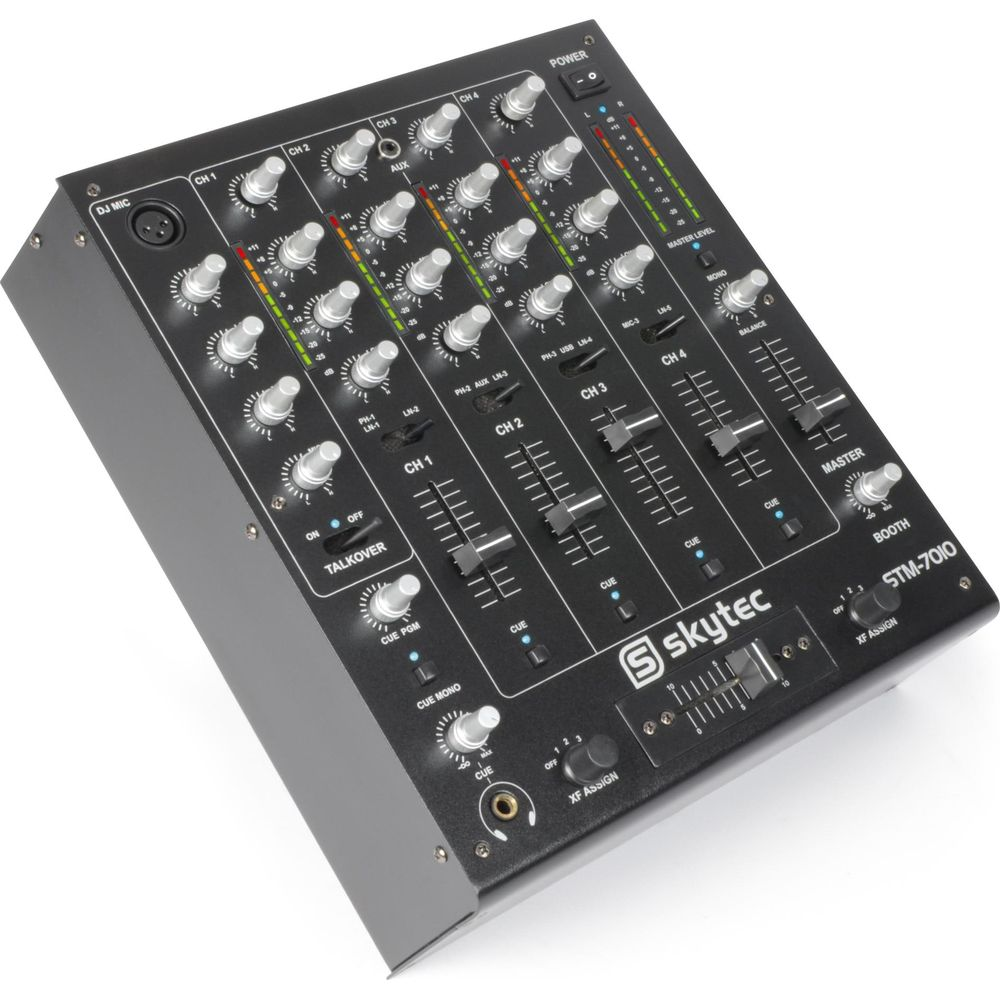 Un mezclador DJ negro de cuatro canales con perillas, faders y el logo de Skytec.