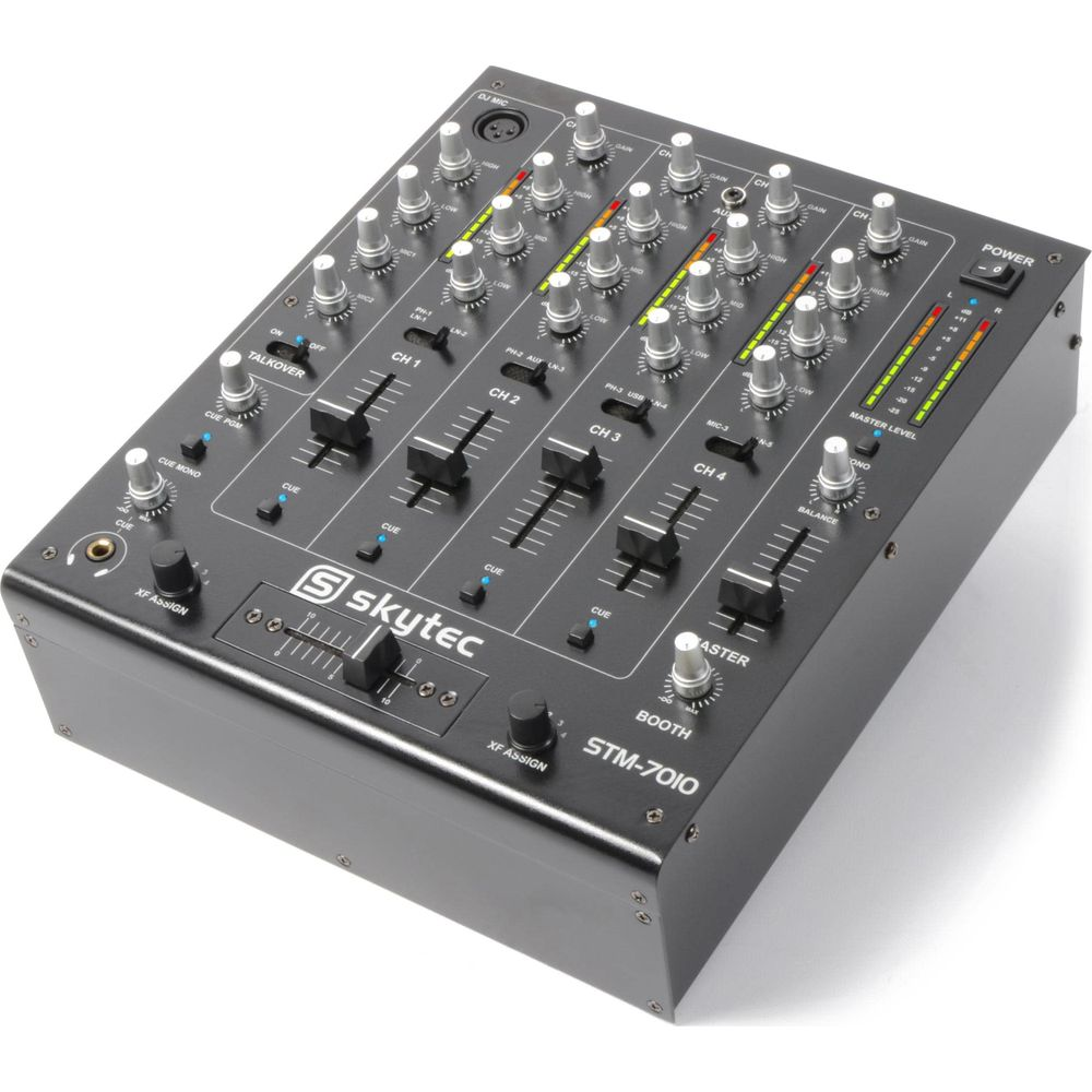 Mesa de mezclas DJ negra con cuatro canales, perillas, deslizadores y logo Skytel.