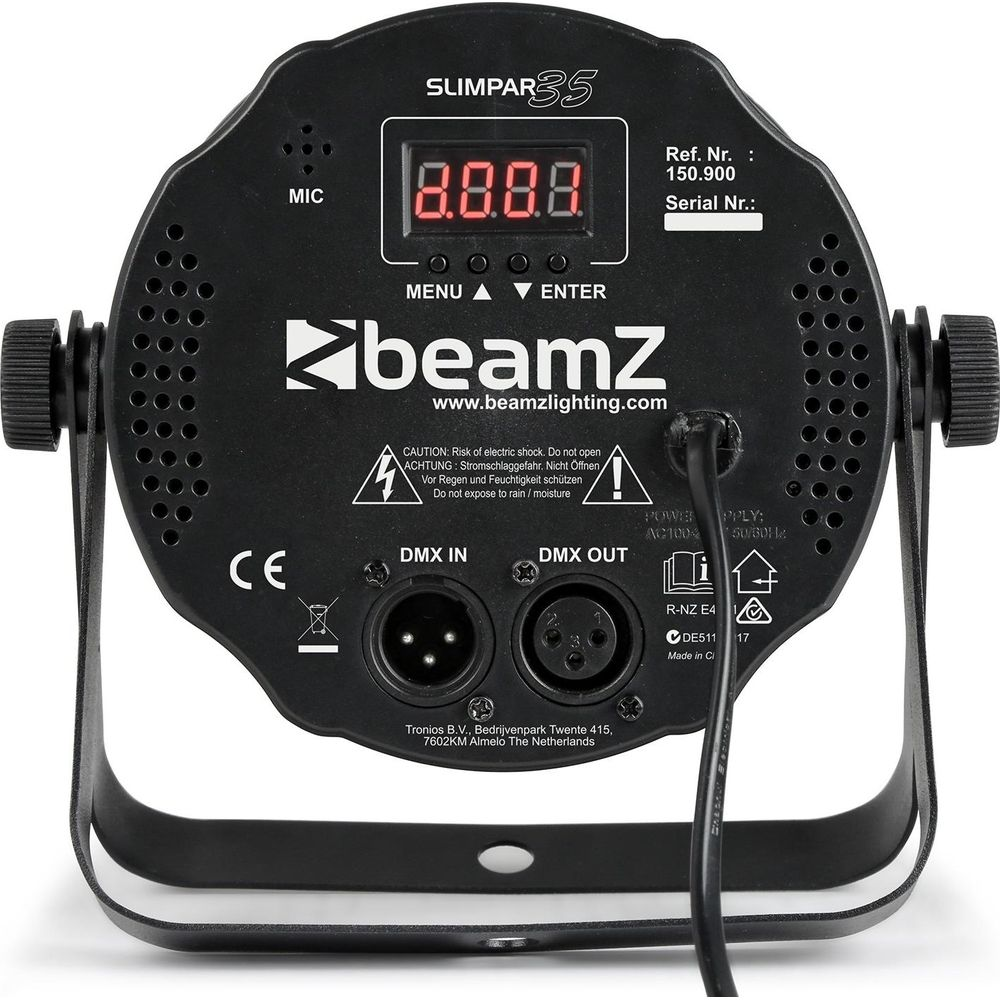 Parte trasera de una luz BeamZ SLIMPAR35 negra con pantalla y conectores.