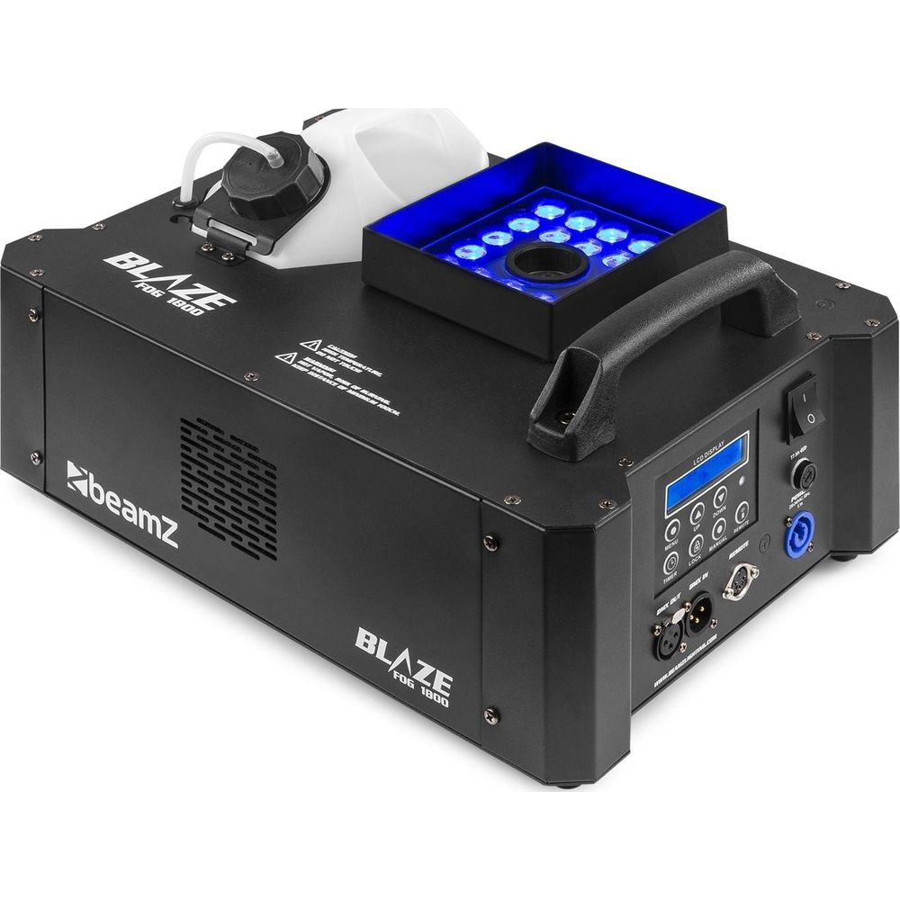 Máquina de humo negra con depósito e panel de control iluminados en azul.