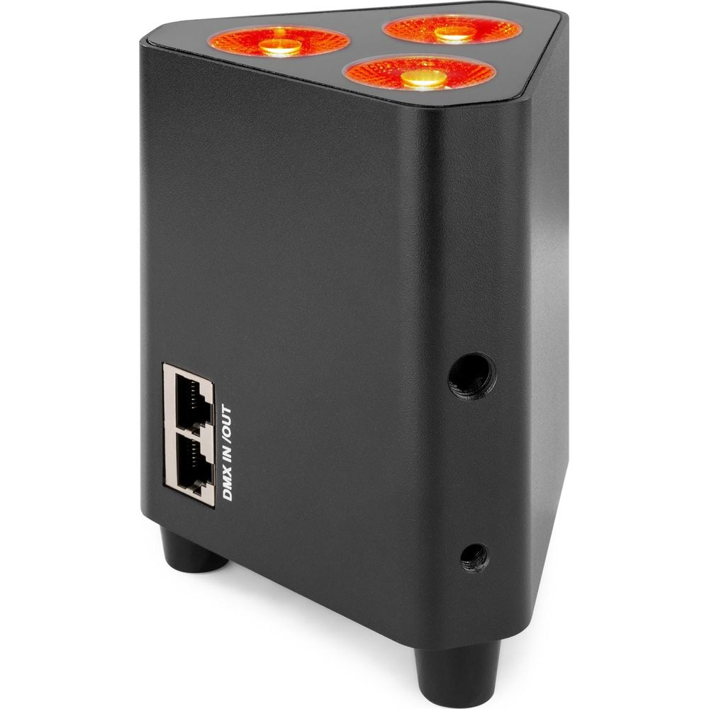 Luz triangular negra con tres LEDs naranjas arriba y conexión DMX.